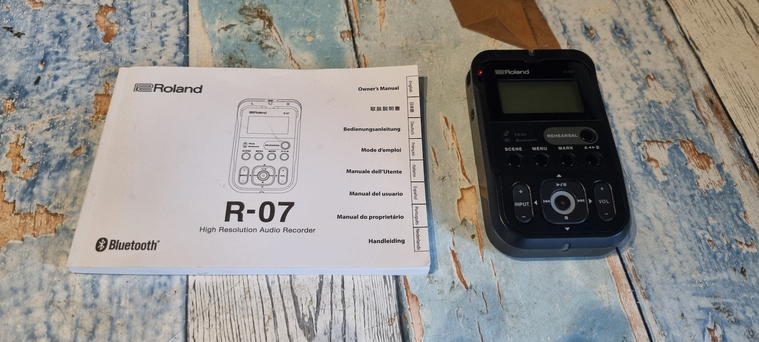 Roland R-07 digital recorder